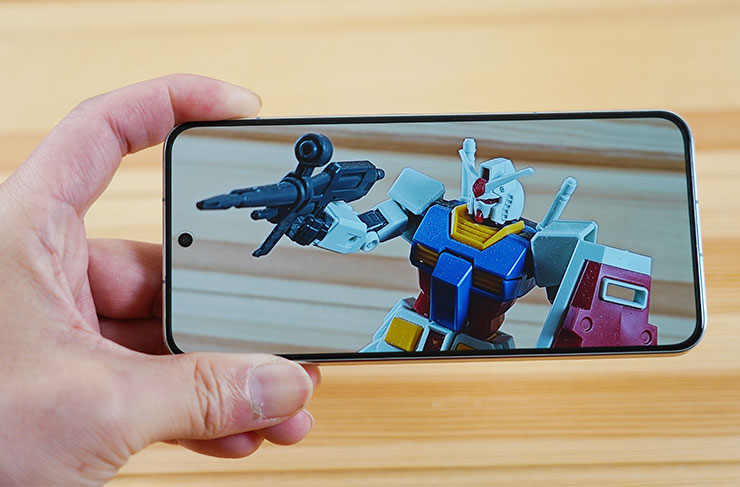 挖孔式全螢幕為 Xiaomi 13 帶來超高的螢幕占比，以及極窄設計、四邊幾乎等距且存在感超級低的邊框，不得不說等距看起來就是很順眼，一甩之前最被詬病的不平衡感，可以說是近期看到最好的平面安卓旗艦之一。