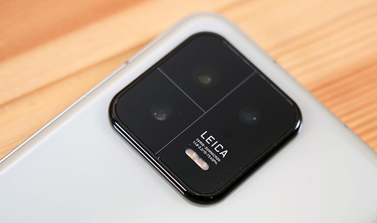 Xiaomi 13 與 Xiaomi 13 Pro 均採用相同的三鏡頭焦段組成，差別只在感光元件的不同。