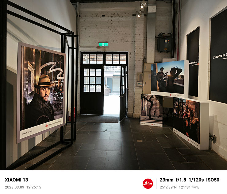 加上「徠卡定制浮水印」的照片效果。