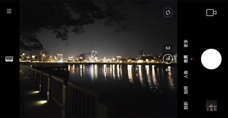 Xiaomi 13 在一般模式拍攝下若偵測到低光環境，其實會自動啟動夜景模式，當然我們也能手動切換至夜景模式進行手持長秒數的曝光，以獲得更好的拍攝效果。