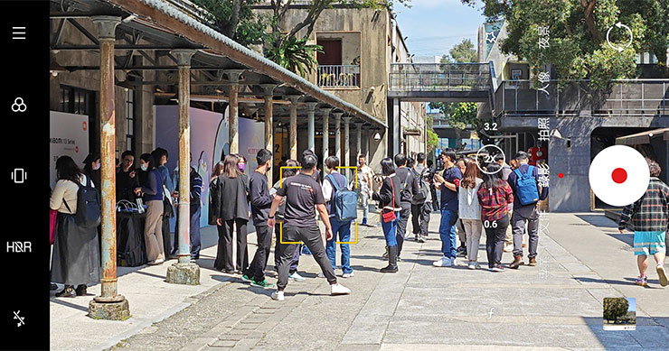 追焦中的物件會以黃色框框標示，下面可以看一下這個功能實際運作的樣子。