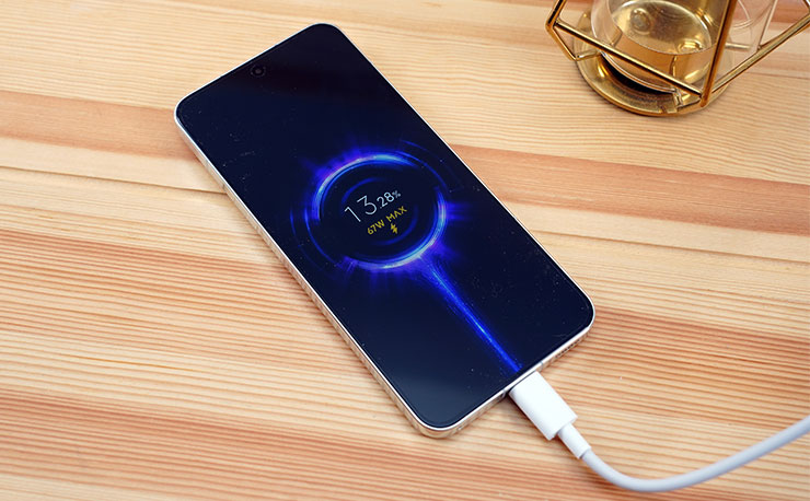 搭配隨附的超級快充充電器，Xiaomi 13 可以啟動 67W 功率的超級快充模式。