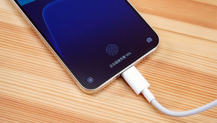 充電時在鎖定畫面也會顯示「正在極速充電」，電量回復的速度也十分有感。