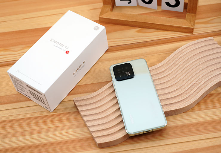 今年的 Xiaomi 13 在外型設計帶來了不同以往的全新風格，極簡設計也更符合現代美學。