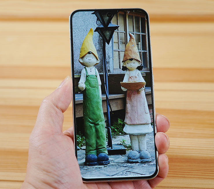 Xiaomi 13 極高螢幕占比搭配超窄邊框設計帶來出色的視覺體驗，E6 等級的 AMOLED 面板也兼顧了廣色域、高亮度、高更新率的優異規格。