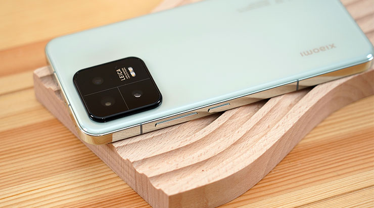 此次阿祥開箱的曠野綠版本 Xiaomi 13 也呈現出不同於過往綠色系手機的視覺感，低調的作風卻顯現出與眾不同的獨特風格。