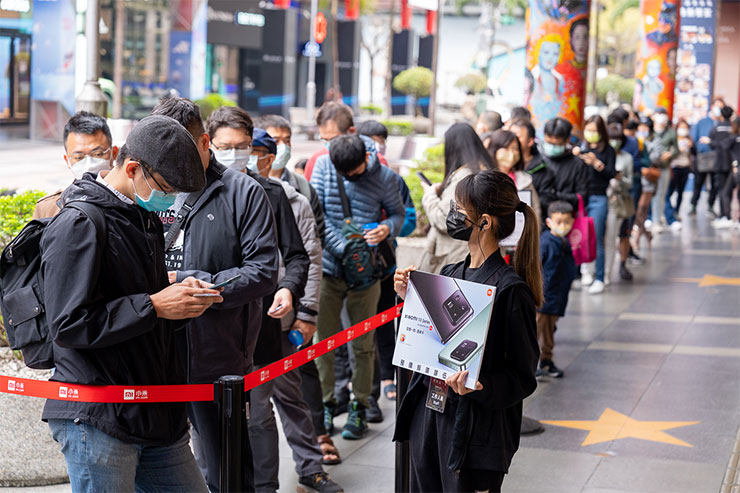 Xiaomi 13 Series自開放預購以來，詢問度與門市體驗人次均創新高，平均單日預購量增加近六成，吸引一票米粉於今日一早在門市排起長長人龍。