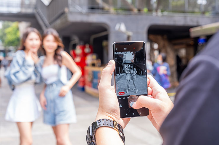 小米攜手百年經典影像專家–徠卡推出 Xiaomi 13 Series，提供四款「人像大師鏡頭」，包含35mm人文黑白鏡頭、50mm人像旋焦鏡頭、75mm經典肖像鏡頭與90mm人像柔焦鏡頭。