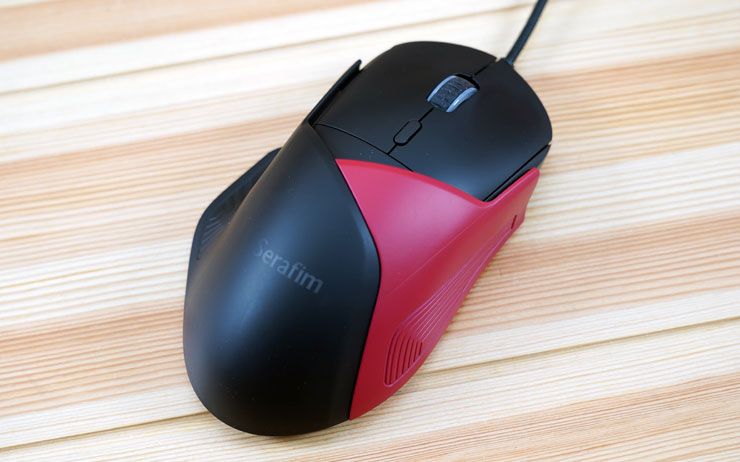 Serafim M1 變形滑鼠搶鮮開箱體驗:外型自定義,商務 & 電競需求一次滿足! - 阿祥的網路筆記本 Serafim M1 變形滑鼠 的滑鼠本體採用常見的霧面材質,鼠身左右都有向下延伸的曲面設計,可以更好地貼合手掌並提供支撐性。