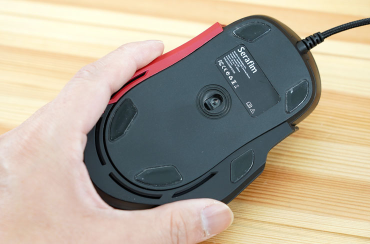 Serafim M1 變形滑鼠搶鮮開箱體驗:外型自定義,商務 & 電競需求一次滿足! - 阿祥的網路筆記本 鼠身底部可看到達 12800 DPI 的光學傳感器與邊緣的鼠貼。