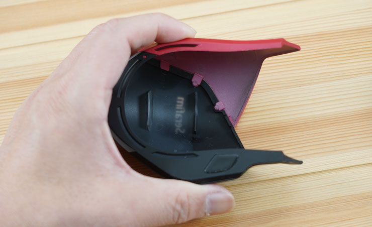 Serafim M1 變形滑鼠搶鮮開箱體驗:外型自定義,商務 & 電競需求一次滿足! - 阿祥的網路筆記本 外殼為兩片式設計,內側可看到接合的卡榫。