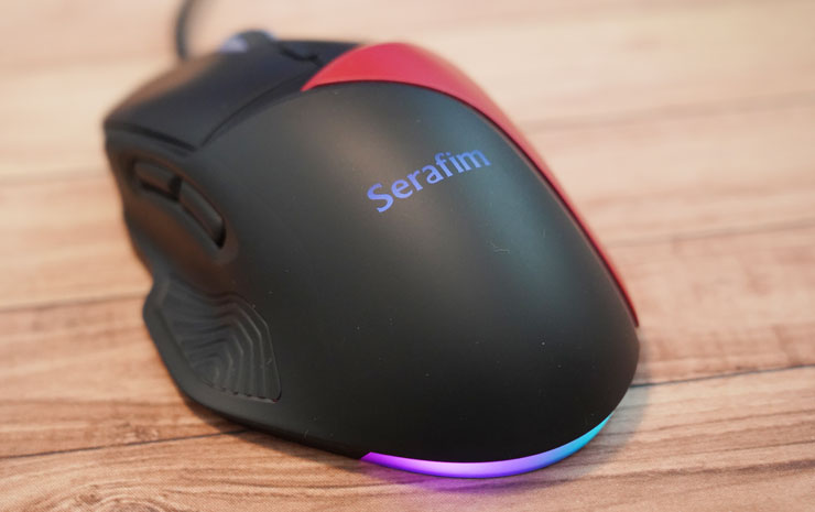 Serafim M1 變形滑鼠搶鮮開箱體驗:外型自定義,商務 & 電競需求一次滿足! - 阿祥的網路筆記本 滑鼠連結電腦使用時,鼠身上的 Serafim LOGO 與鼠尾部都有 RGB 燈光效果。