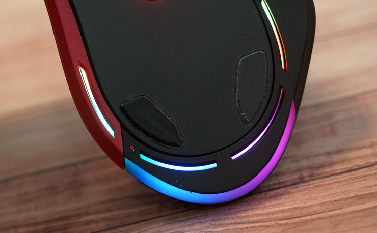 Serafim M1 變形滑鼠搶鮮開箱體驗:外型自定義,商務 & 電競需求一次滿足! - 阿祥的網路筆記本 從底部來看,鼠尾部的 RGB 燈區還蠻大一塊的。