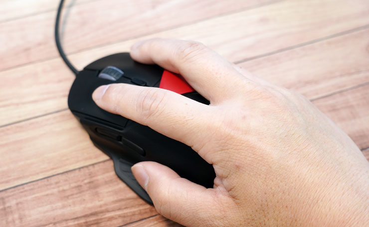 Serafim M1 變形滑鼠搶鮮開箱體驗:外型自定義,商務 & 電競需求一次滿足! - 阿祥的網路筆記本 Serafim M1 變形滑鼠的電競形態有著出色的抓握手感,手部的重量可以平均分攤在鼠身上。