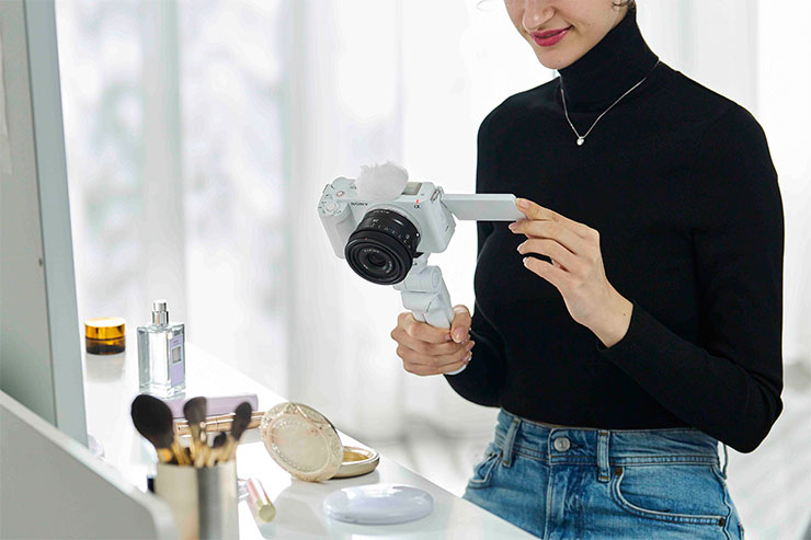 Sony ZV-E1 配備令⼈驚豔的「自動取景」功能，可根據AI主體辨識技術⾃動裁切畫面至適當構圖，將主體保持在明確突出的位置。