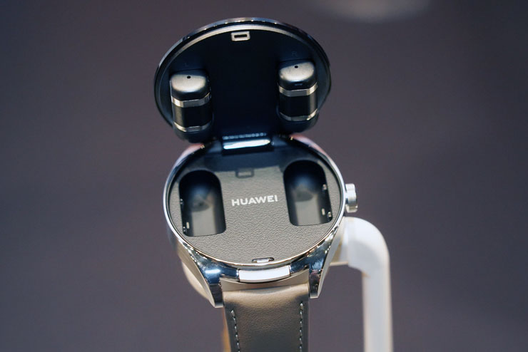 HUAWEI 春季新品陣容強!智慧手錶有黑科技,真無線耳機重低音強襲,4G CPE3 路由器免施工安裝更有彈性! - 阿祥的網路筆記本 HUAWEI WATCH Buds 彈開錶盤後,內藏兩組真無線耳機,以磁吸方式固定