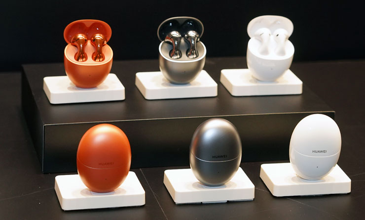 HUAWEI 春季新品陣容強!智慧手錶有黑科技,真無線耳機重低音強襲,4G CPE3 路由器免施工安裝更有彈性! - 阿祥的網路筆記本 HUAWEI FreeBuds 5 外型以水滴為概念,有三款色彩