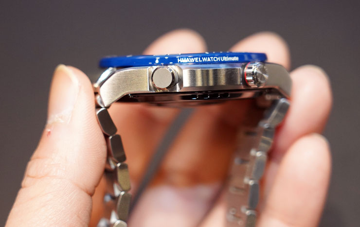 HUAWEI 春季新品陣容強!智慧手錶有黑科技,真無線耳機重低音強襲,4G CPE3 路由器免施工安裝更有彈性! - 阿祥的網路筆記本 HUAWEI WATCH Ultimate 採用奈米微晶陶瓷錶圈,右側配置有齒輪型旋轉錶冠與功能鍵,錶冠採航天級鈦合金打造。