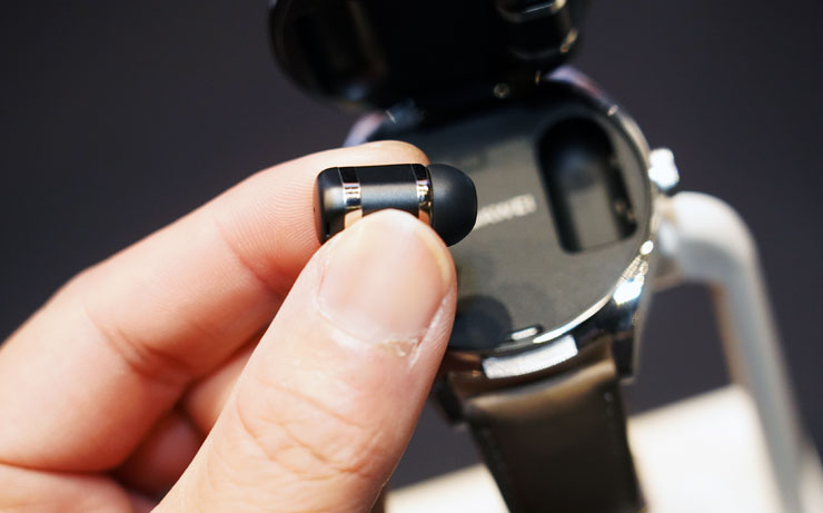 HUAWEI 春季新品陣容強!智慧手錶有黑科技,真無線耳機重低音強襲,4G CPE3 路由器免施工安裝更有彈性! - 阿祥的網路筆記本 HUAWEI WATCH Buds 內建的耳機比一般真無線耳機更小,也有更高的內部空間利用率。