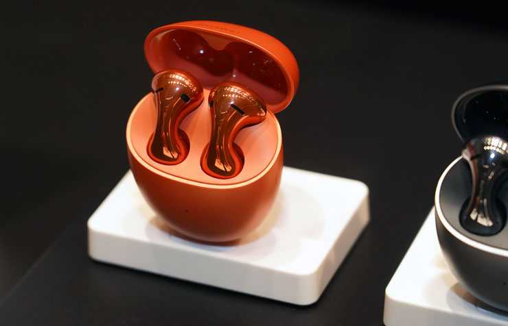 HUAWEI 春季新品陣容強!智慧手錶有黑科技,真無線耳機重低音強襲,4G CPE3 路由器免施工安裝更有彈性! - 阿祥的網路筆記本 HUAWEI FreeBuds 5 的新色「珊瑚橙」擁有非常獨特的視覺風格