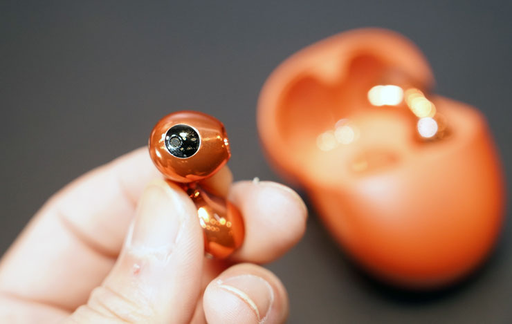 HUAWEI 春季新品陣容強!智慧手錶有黑科技,真無線耳機重低音強襲,4G CPE3 路由器免施工安裝更有彈性! - 阿祥的網路筆記本 HUAWEI FreeBuds 5 的耳機設計也更好拿取