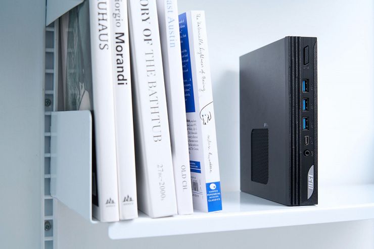 迷你主機當道!微星「Cubi 5」與「PRO DP10」打造 3 招超靈活商務工作術 - 阿祥的網路筆記本 MSI PRO DP10 的超輕薄尺寸,直接放在書架上也能自然融入其中,甚至大小還更迷你一些。