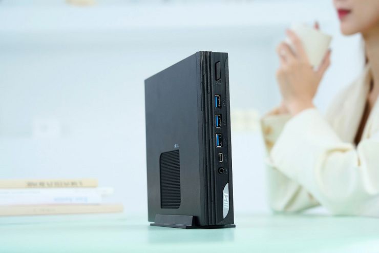 迷你主機當道!微星「Cubi 5」與「PRO DP10」打造 3 招超靈活商務工作術 - 阿祥的網路筆記本 雖然體積小巧,但 MSI PRO DP10 仍舊具備完整的連結埠配置,正面提供三組 USB 3.2 Gen1 Type A 埠與一組速度更快的 USB 3.2 Gen2 Type-C 埠,同時也有便利連結的 3.5 mm 音訊接口。