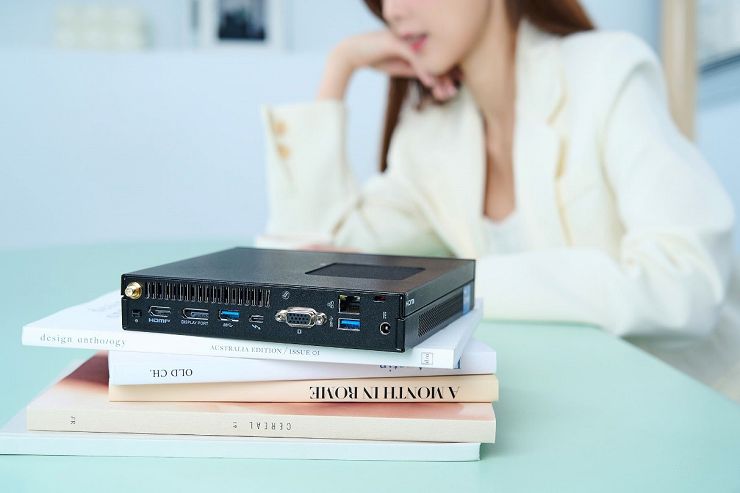 迷你主機當道!微星「Cubi 5」與「PRO DP10」打造 3 招超靈活商務工作術 - 阿祥的網路筆記本 背面除了另兩組 USB 3.2 Gen1 Type A 埠,還同時提供包括 HDMI、DP 與 VGA 三種視訊輸出,再加上超高速的 Thunderbolt 4 傳輸埠也能兼具視訊輸出,讓 MSI PRO DP10 一次最多能輸出四組顯示器。此外,乙太網路接口也採用速度更快的 2.5 GbE 規格,並內建 Wi-Fi 無線網卡,最高能選配 Wi-Fi 6E 規格。