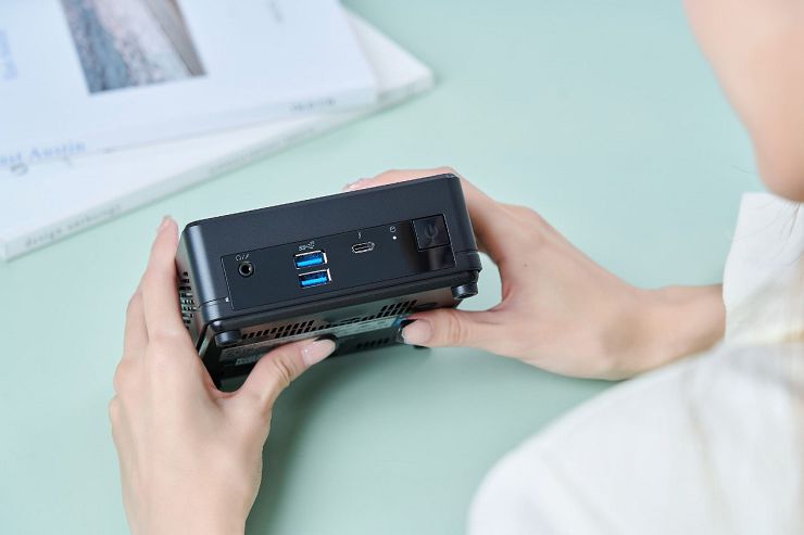 迷你主機當道!微星「Cubi 5」與「PRO DP10」打造 3 招超靈活商務工作術 - 阿祥的網路筆記本 MSI Cubi 5 正面提供兩組 USB 3.2 Gen2 Type A 埠、一組 40 Gbps 高速傳輸且多功能的 Thunderbolt 4 埠,同時也有 3.5 mm 的耳機 / 麥克風二合一接口。