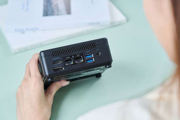 迷你主機當道!微星「Cubi 5」與「PRO DP10」打造 3 招超靈活商務工作術 - 阿祥的網路筆記本 機身後側配置了兩組 USB 3.2 Gen2 Type A 埠與 HDMI、DP 雙視訊輸出介面,比較特別的是還支援了 1 GbE + 2.5 GbE 的雙網埠。