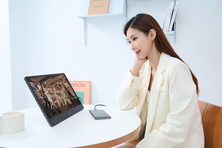 迷你主機當道!微星「Cubi 5」與「PRO DP10」打造 3 招超靈活商務工作術 - 阿祥的網路筆記本 PRO MP161 商用隨身螢幕除了出色的顯示功能,更內建雙揚聲器,可透過 USB Type-C 介面放大手機畫面,讓你在工作之餘也能享受個人影音娛樂時光。