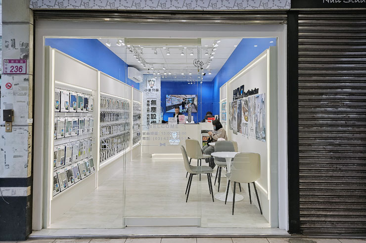 位於中壢六和商圈黃金地段的小豪包膜中壢直營旗艦店 2.0 空間不算大，但可以看得出來店內空間的陳設與裝潢都經過精心規劃，不僅燈光明亮，保留給客人活動的空間也十分充裕，沒有絲毫壓迫感。