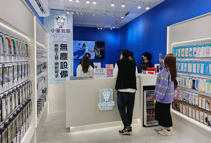 在阿祥造訪小豪包膜中壢直營旗艦店 2.0 當天剛好也遇到知名網紅天菜小姐到場拍片，店內一整個很熱鬧。