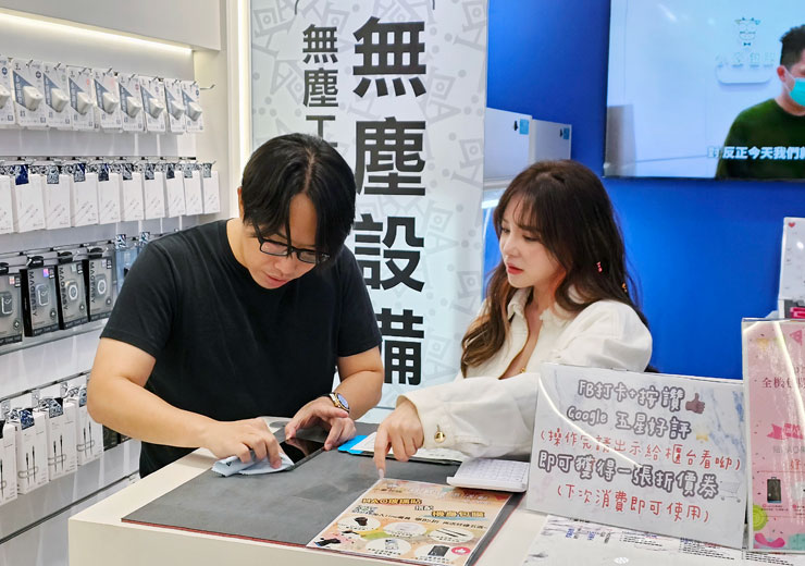 當然，天菜小姐的 iPhone 也都指名小豪包膜來保護，這次也趁著開箱新店的機會來更新一下 iPhone 的機身包膜與保護貼～小豪老闆親自來服務，給足天菜面子啦！