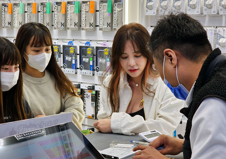 別以為天菜的魅力只限男性，年輕的女性客人也都被活潑可愛的天菜小姐吸引，前來小豪包膜中壢直營旗艦店 2.0 一探究竟！