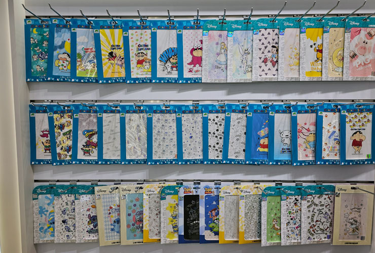 在店內可以選擇的機身包膜式樣非常豐富，除了小豪包膜的創作系列，也有不少知名 IP 原廠授權的樣式可以選擇。