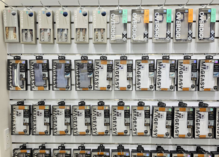 當然，許多知名品牌的保護殼如魚骨牌、Overdigi 與 UAG…等，也都能在店內買到哦！