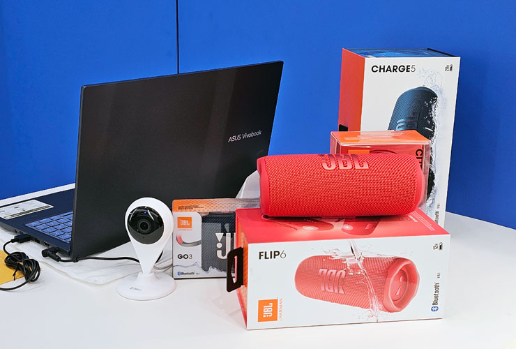在櫃台處也展示了兼具造型與音質的 JBL 攜帶型藍牙喇叭，重低音表現可是一級棒呢！
