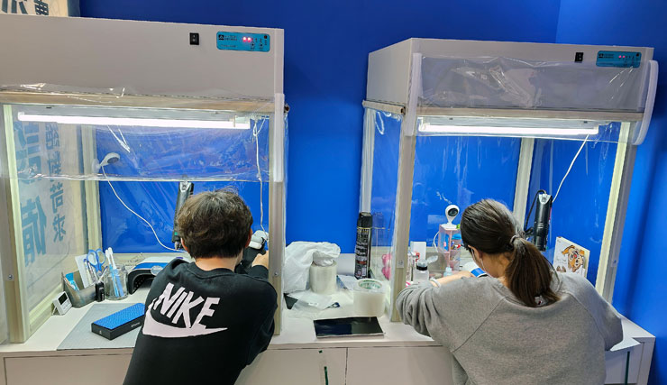 店內有兩張無塵桌設備，遠遠看有點像夾娃娃機XD，不過仔細看可以發現到無塵桌上方的框架頂部有一具空氣過濾設備，可將空氣吸入並完全過濾掉灰塵與雜物，並由無塵桌正面向外吹出潔淨空氣，確保包膜施作的桌面空間內沒有落塵影響。