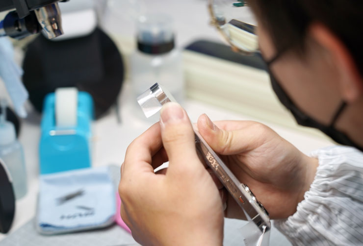 不得不說手機包膜是一門考驗技巧的「工藝」，膜料與機身的貼合、收邊與多餘膜料的切割都需要師傅的膽大心細，而小豪包膜多年來也已經建立了完整的培訓體系與工作流程，能保證客人的每一支手機施作都有最佳品質。