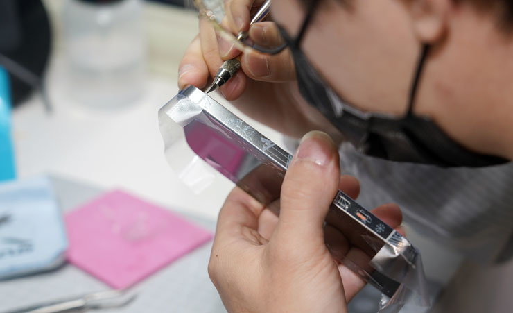 機身包膜的邊緣切割非常考驗包膜師對於刀片位置控制的能力，而這也需要長時間不斷練習才能做到每一次下刀都精確無比！