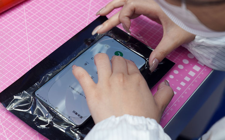 除了一般平面螢幕適用的玻璃保護貼，像是三星 Galaxy S23 Ultra / S23 Ultra 的雙曲面螢幕需要透過膠合方式安裝也有極高的技術門檻，而小豪包膜的 HAO 5D 果凍膠保護貼也採用自家專利研發的果凍膠，除了能夠確保玻璃貼合曲面螢幕、完美支援三星的超聲波指紋辨識，更進一步強化玻璃貼抗衝擊的能力。