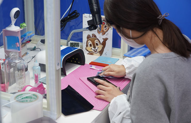 透過專業的無塵桌設備，更能讓師傅在施作時不會因為灰塵、毛屑的影響而造成貼膜的瑕疵，同時也能提升完工的效率哦！