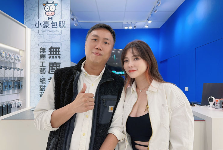 小豪包膜中壢直營旗艦店 2.0 與桃園旗艦店 2.0 的店長都是小黑（圖左），相信許多朋友都有體驗過他親切的服務，同時店內也都是先前在桃園店的資深店員，相信服務品質絕對是一等一！