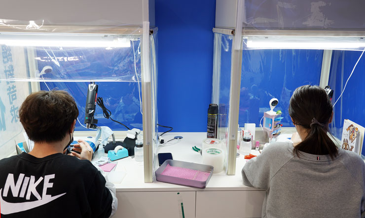 與無塵包膜室相同的專業無塵桌能帶來同樣高品質的包膜品質，同時也讓師傅們不需要換上無塵衣才能施作，讓包膜花費的時間更短，也客人不用久等！