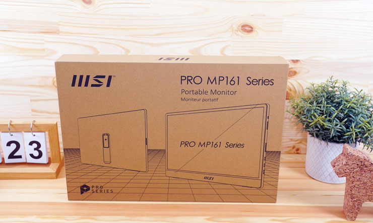 PRO MP161 的產品外箱為原色搭配黑白印刷，可以看到簡單線條構成的產品呈現非常具現代感。
