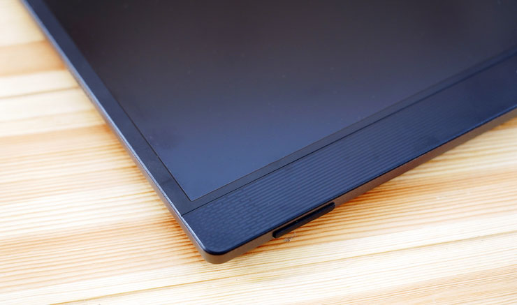 螢幕下方的這個區塊也做了橫向條紋的處理，進一步增加視覺上的豐富性。