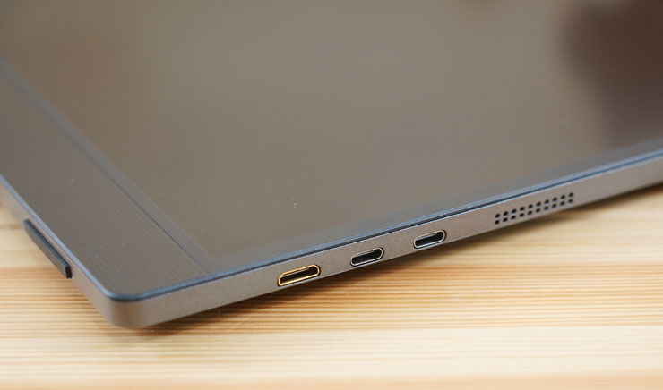 PRO MP161 內建了兩組 USB Type-C、一組 mini HDIM 埠，另外也可以看到揚聲器孔。