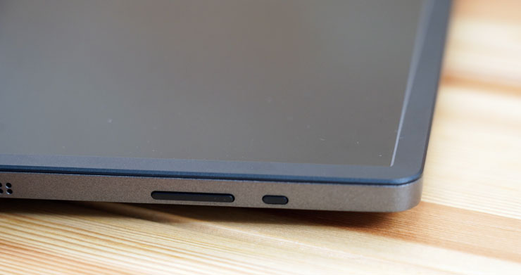 同樣位於機身右側的 OSD 控制按鍵，較短的按鈕為開啟 OSD 選單與確定功能，較長的按鍵預設兩個快捷功能，分別為音量調整（上）與亮度調整（下），同時在 OSD 選單也兼具選項切換之用。