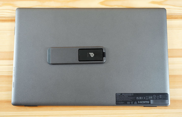 機身背面十分乾淨，中央有著可旋轉的內建支架，右上角則有產品規格與序號標籤。